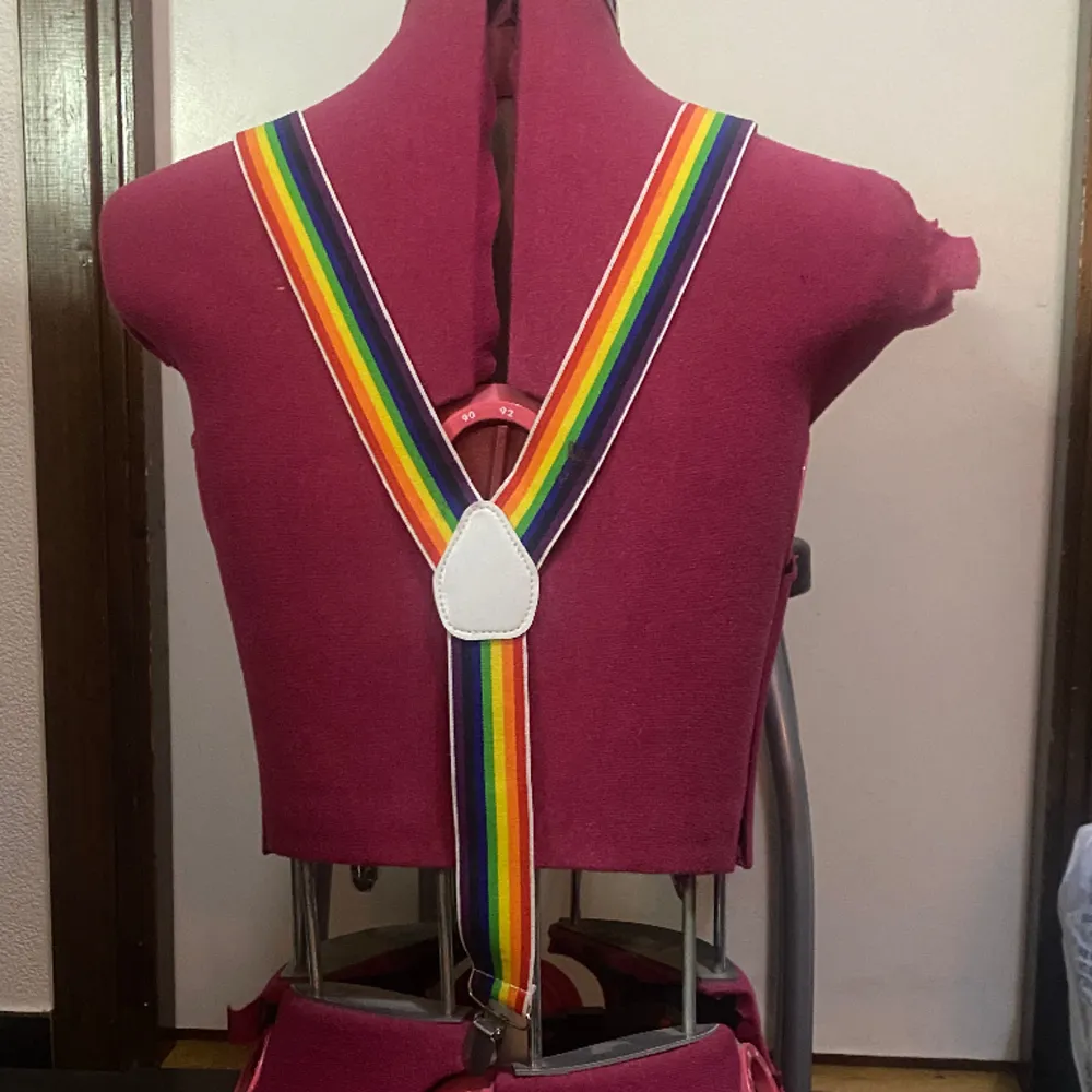Pride hängslen, funkar som dem ska och har inga skador på produkten andvänd kanske 1-2 gånger.. Muu.