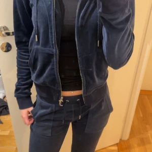 Juciy Couture sätt  - Byxorna helt okej sick, Tröjan ny sick Byxorna 600kr Tröjan 800kr Tillsammans 1400kr pris kan diskuteras ✨