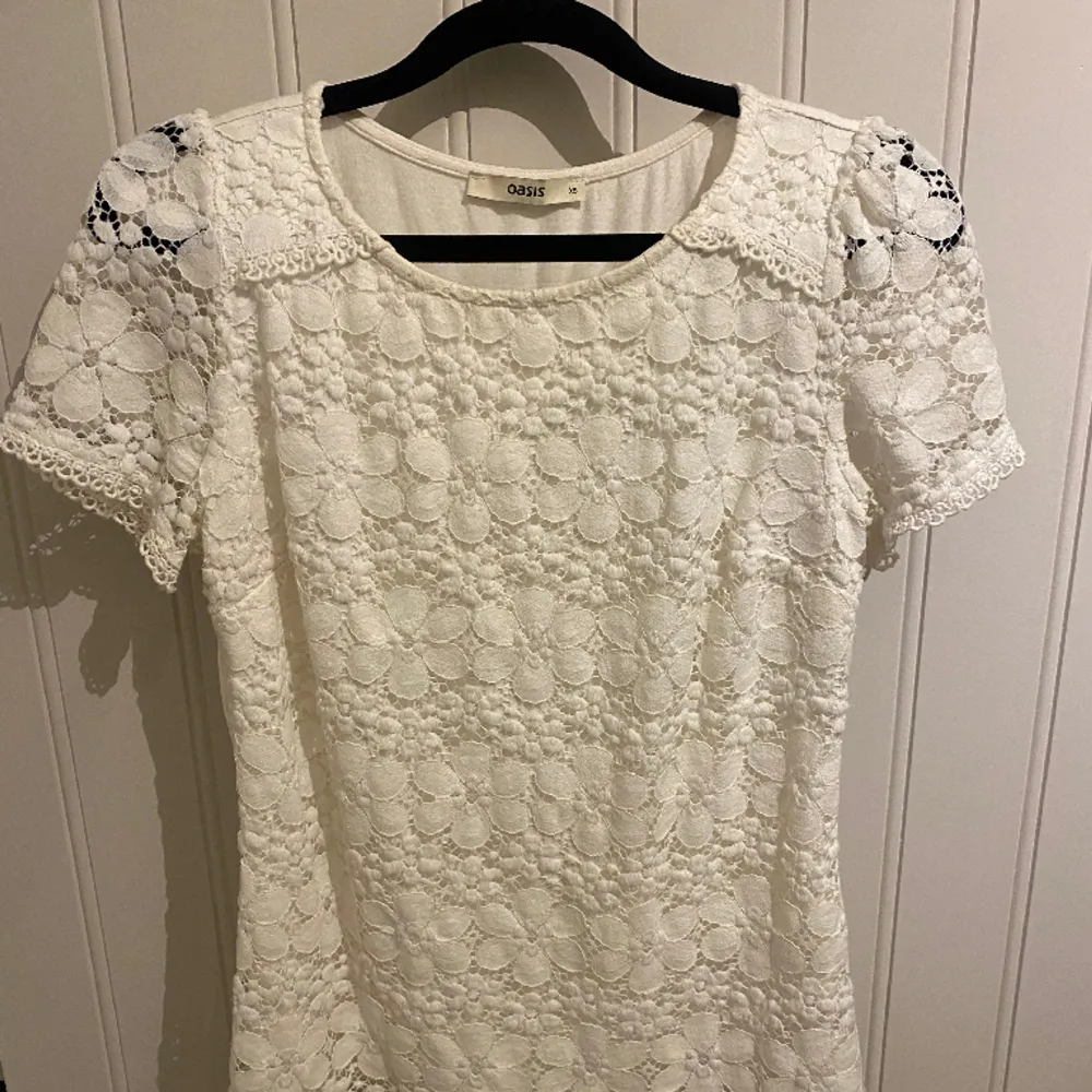 Jätte fin t-shirt med spets!! Passar mig som har S i vanliga fall, 150kr exklusive frakt, kontakta för fler frågor. Puserot.