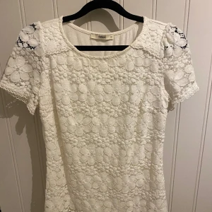 Spets t-shirt  - Jätte fin t-shirt med spets!! Passar mig som har S i vanliga fall, 150kr exklusive frakt, kontakta för fler frågor