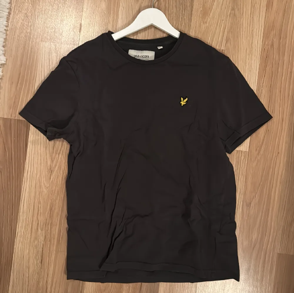 T-shirt från LYLE&SCOTT. Mörkgrå. Storlek M. Regular fit. True to size. Endast använd 2 gånger! Inga fläckar eller skador.. T-shirts.