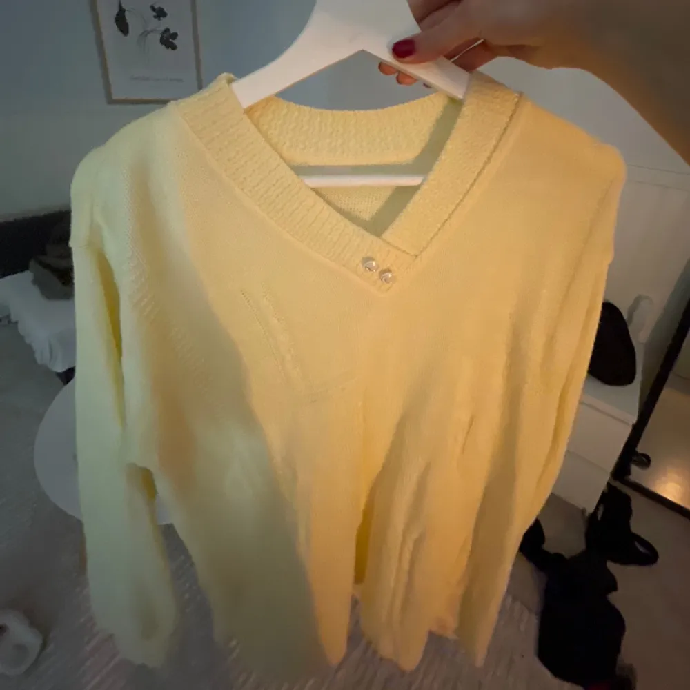 V-ringad gul stickad tröja Superfin gul färg med söta pärldetaljer Passar S-L beroende på hur man vill att den ska sitta☺️. Stickat.