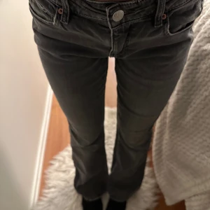 Lågmidjade Jeans - Super fina jeans från gina tricot!  Super fint skick och säljs pågrund av att de inte kommer till användning❤️ skriv via frågor 