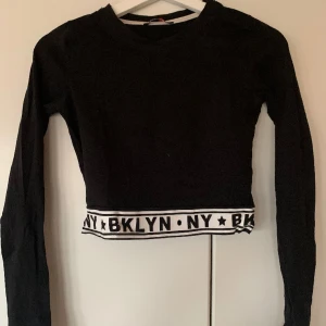 Croppad långärmad topp från New Yorker  - Använd men i fint skick  XS, normal/ mindre i storleken