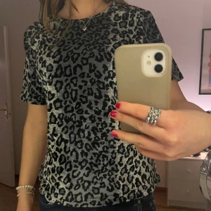 Leopardmönstrad tröja - Jättecool leopardmönstrad tröja jättebra skick 