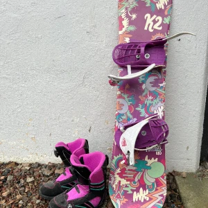 Snowboard  - En fin snowboard i storlek 110-115 cm mkt fint skick jag köpte begagnat men använd fyra fem gånger hos mig bootsen är i storlek 55-56 tror jag ska även kolla de igen vid intresse   Båda för 750 