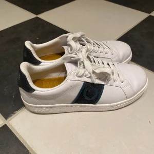 Fred Perry skor - Riktigt stilrena och sköna skor från Fred Perry, dom är i mycket bra skick då de bara använts ett antal gånger pga att de är för små, pris går att diskuteras!  