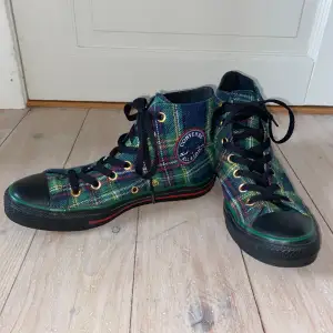 Ett par super fina Converse skor i modell ”Chuck Taylor 70s Hi Plaid”. Skor är i fint skick och har storlek 37 (UK 4.5).