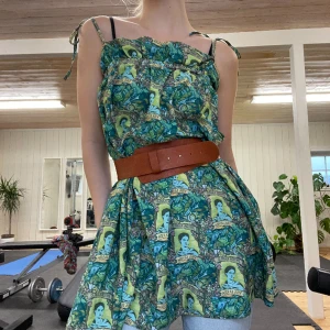 Frida Kahlo klänning - Unik klänning/blus med Frida Kahlo tryck. För kort för mig. Härligt grönt tryck med texten Viva La Vida. Bra skick.