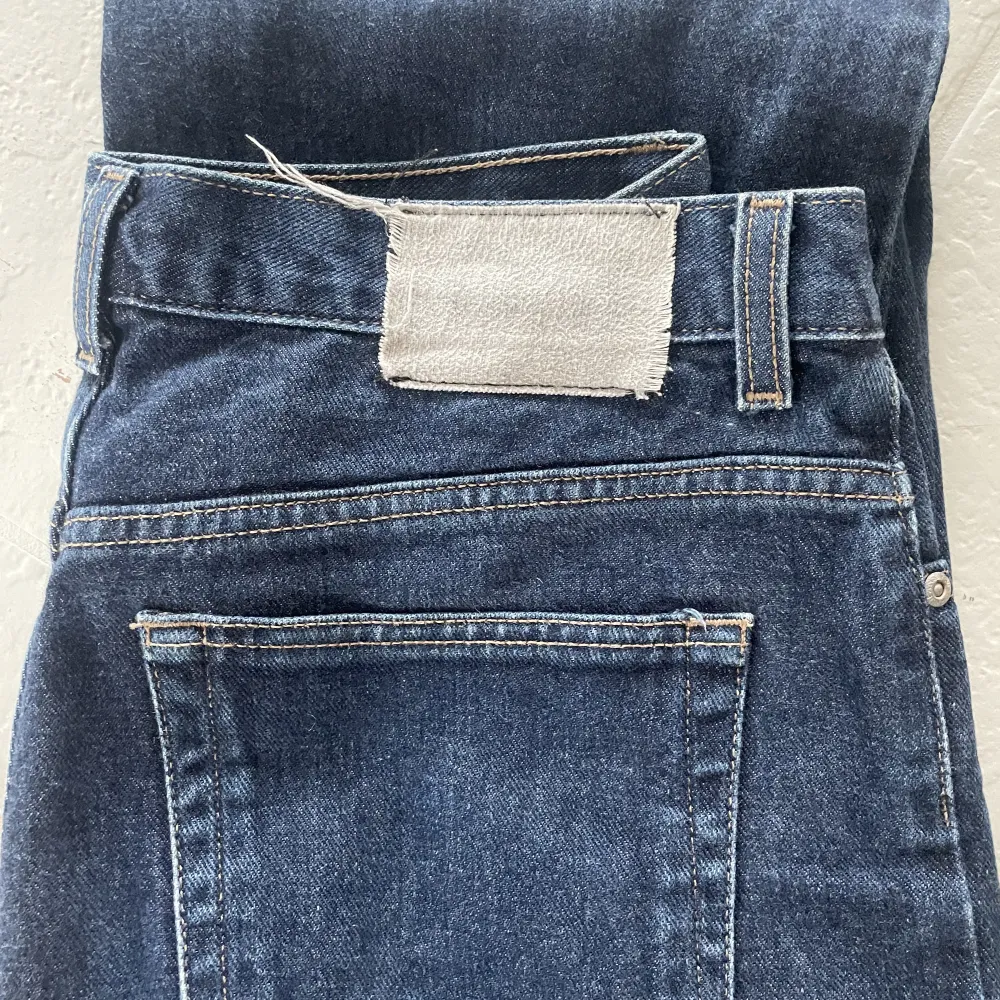 Vintage mörkblåa straight jeans. Superfina lite mer loose fit med lite högre midja. Står ingen storlek på jeansen, men skulle gissa att de är 38. Lappen där bak är lite sliten, men annars bra skick. Jeans & Byxor.