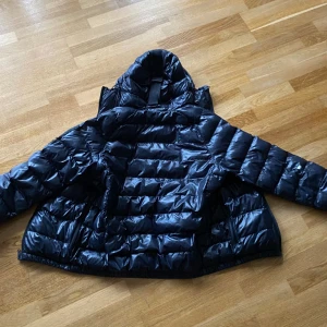 Peak performance jacka - Säljer då jag köpt en ny jacka, finns ett litet hål i högra armen på baksidan, storlek s men passar som m i lite mer tight fit Nypris: 2500 kr