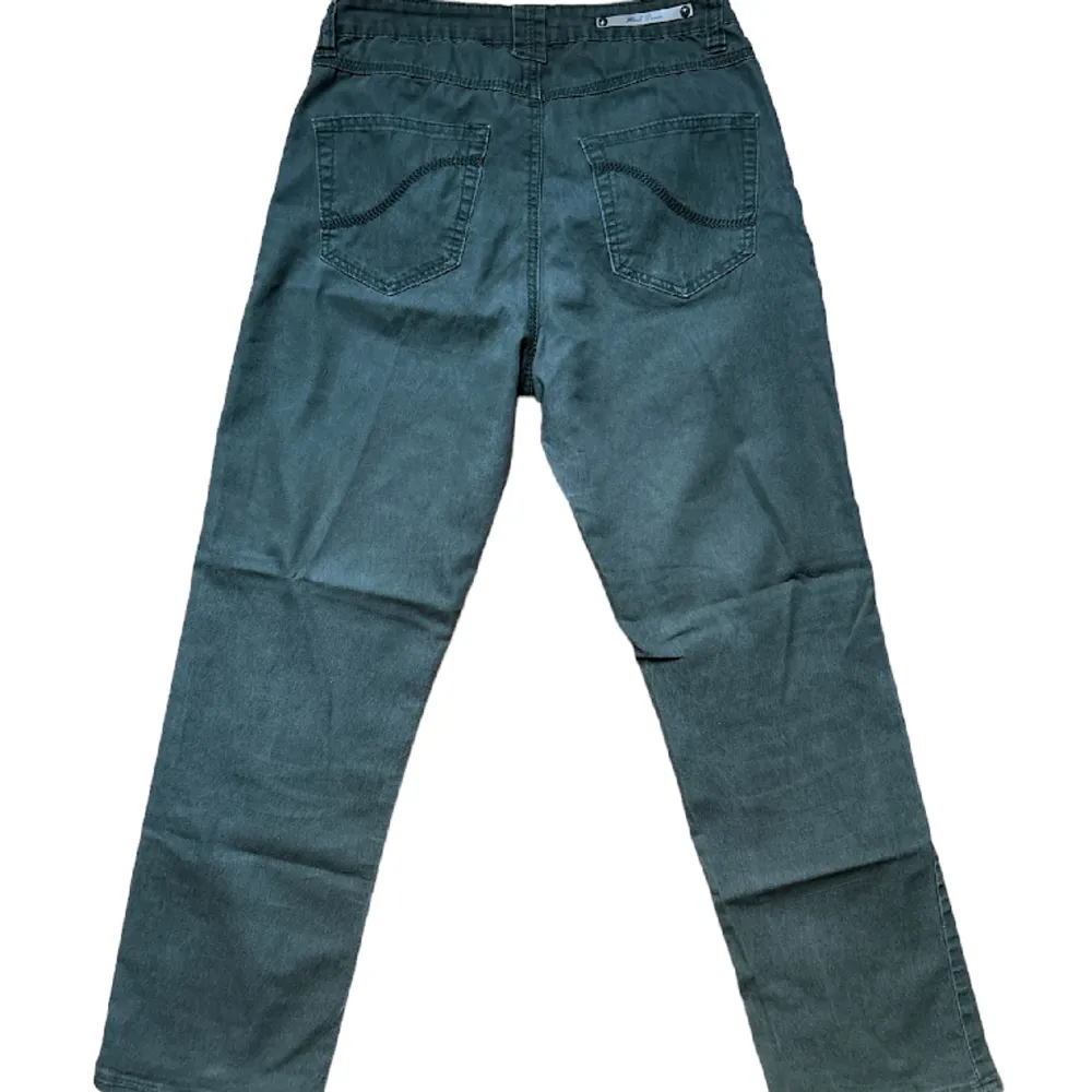 Säljer dessa vintage jeans som inte kommer till användning mer. Köpt från märket flash.. Jeans & Byxor.