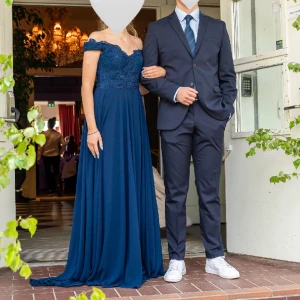 Balklänning💙 - Säljer nu min underbara balklänning då den inte kommer till användning längre! Storlek 34, från dressroomlinné💙 Endast använd 1 gång så den är i näst intill nyskick!💖 Nypris 4500;- men säljer min för 3000:- eller eget bud!💙