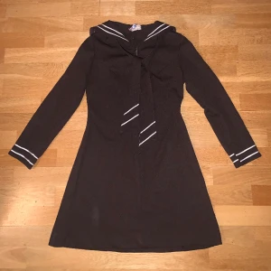 60-tals klänning🪰 - Superfin brun klänning med knyt-detalj och krage🍂från 60-tal eller 70-tal! Tycker mycket om den men den har blivit för liten kring byst och axlar🪰Bara att skriva om man har frågor eller vill ha fler bilder! Öppen för prutning 