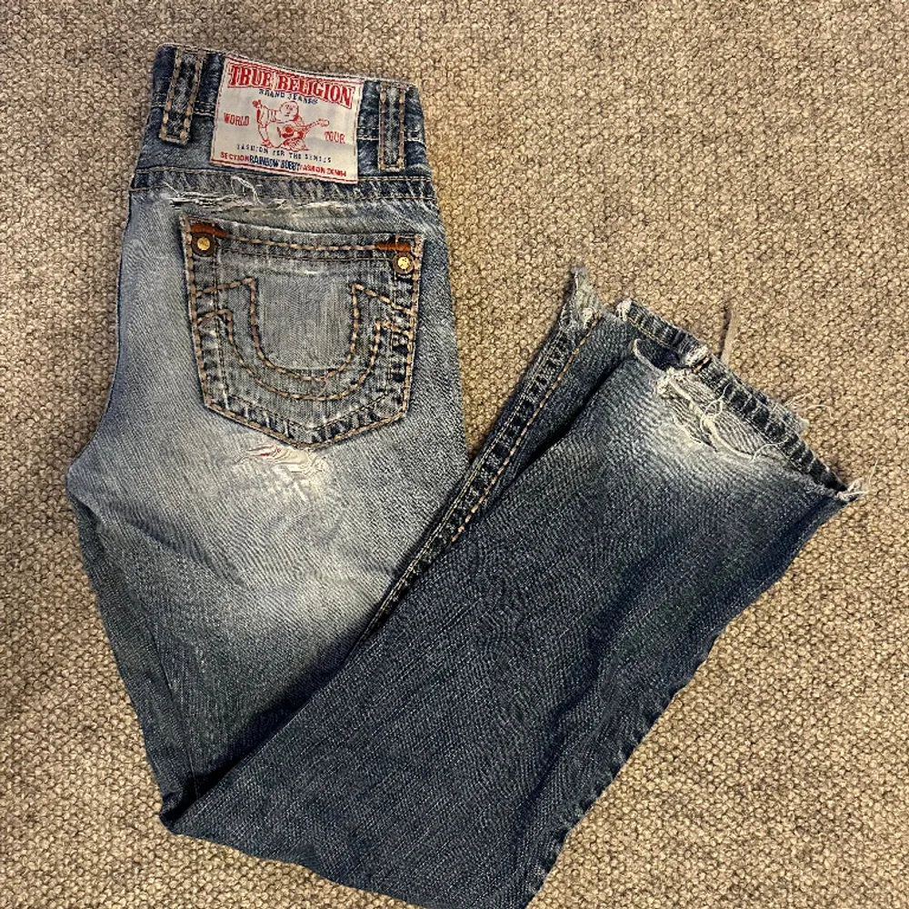 Vintage true religion jeans. Size w32. Hål i bakfickorna samt ovan bakfickorna, kan enkelt bli igen sytt hos skräddare.. Jeans & Byxor.