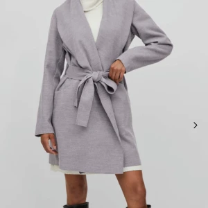 Vila kappa - Säljer en svart vila jacka i samma model som den gråa på bilden. Den är knappt använd och är i storlek 38, nypris 500kr och säljer för 300kr. För mer information skriv💗