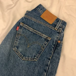 Levis jeans  - Snygga levis byxor jag säljer då de är för små🙌🏼🙌🏼 