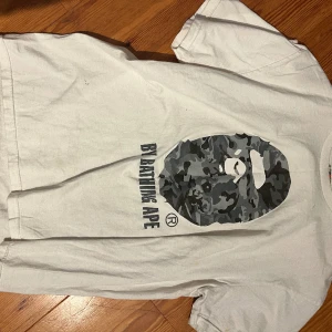 Vit bape t-shirt  - Säljer en vit bape t-shirt i storlek M. Äkta och 10/10 skick.
