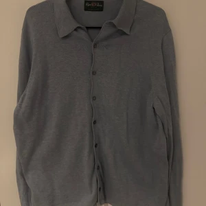 Alan Paine cardigan - Säljer en Alan Paine cardigan. Använd men bra skick.  Nypris ca 2000kr  