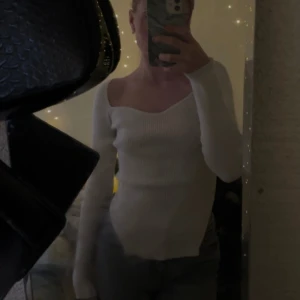 vit tröja med slits 🤍 - säljer denna fina tröja från shein, den har slits vid båda sidorna längs ned av tröjan! använd ca 2-3 gånger, storlek xs!🤍