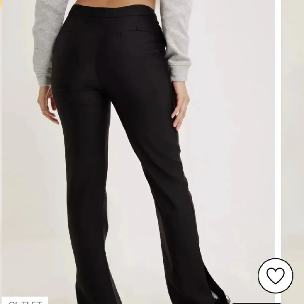 Säljer ett par kostymbyxor köpta från Nelly.com🥰väldigt snygga med en liten slit längst ner! . Jeans & Byxor.