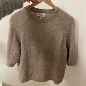 Stickad t-shirt - Jättefin beige stickad t-shirt från & orter stories i jättefint skick!!🫶🏼 Nypris är 690 kr!!💞