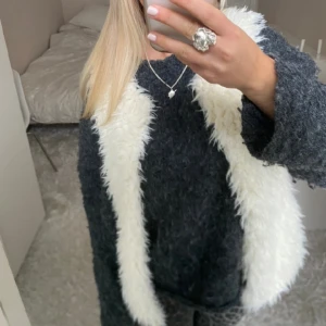 Päls väst - Säljer denna creme vita pälsväst. Har du någon fråga är det bara att höra av dig🫶🏻