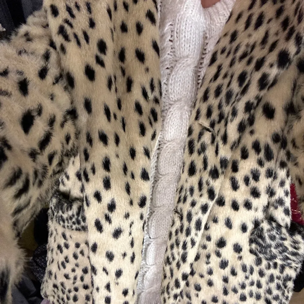Pälsjacka från BikBok i leopard mönster. Storlek L men passar snyggt oversized på S❤️ (jag på bilden är vanligtvis xs. Jackor.