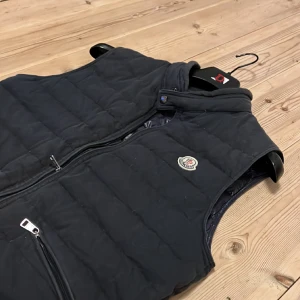 Moncler  - Moncler väst i storlek 3 passar M/S, modell Gerard! Cond 9/10 inga defekter, retail 7000 