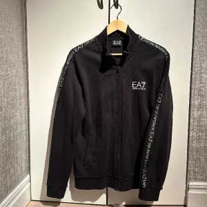 EA7 kofta ”Emporio Armani” - Size: L Kofta utan luva Svart