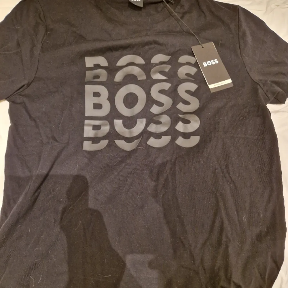 En helt ny BOSS T-shirt oanvänd, taggen finns som man kan se på bilden. Priser kan förhandlas.. T-shirts.