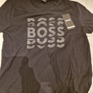 BOSS T-shirt - En helt ny BOSS T-shirt oanvänd, taggen finns som man kan se på bilden. Priser kan förhandlas.