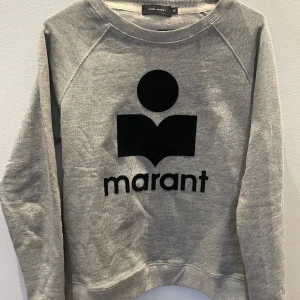 Isabell marant sweatshirt  - Säljer denna skitsnygga Isabell marant tröja!🤍🤍 Aldrig använd och är som ny! Köpte den här på Plick! Pris kan diskuteras vid snabb affär!!