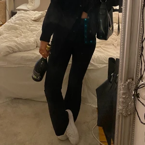 kostymbyxor  - superfina kostymbyxor från jjxx i str 26/30, modellen heter slim flared pants. Använda fåtal gånger❤️ nypris 399