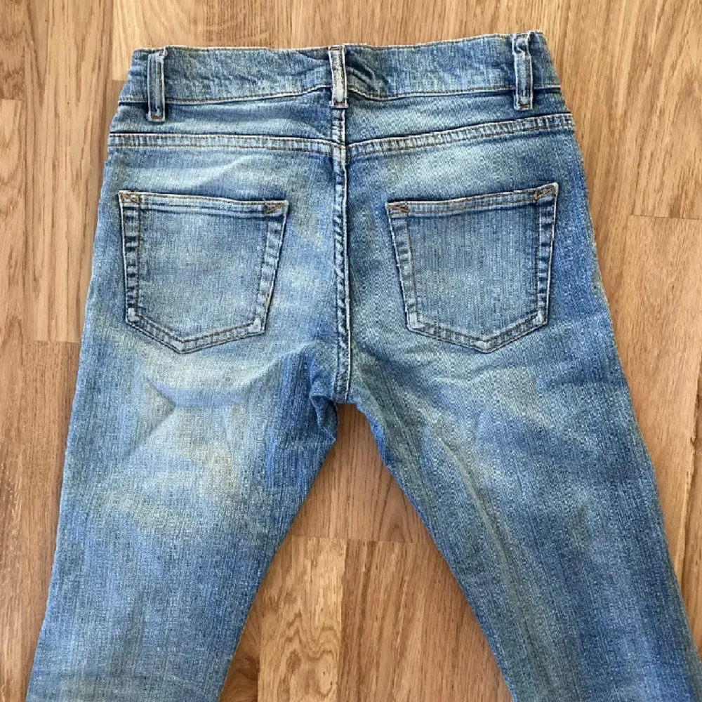 Säljer dessa lågmidjade jeans som är från H&M, dem är inte skinny dem är i modellen straight! Skriv gärna för mer information (OBS LÅNADE BILDER)💗. Jeans & Byxor.