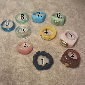 Ringar i plast - Jättefina färgglada ringar. 15kr/st 