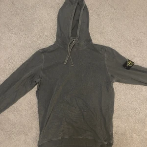 Stone Island Washed Hoodie - Säljes i försiktigt använt skick. Medium som passar ”större” small.