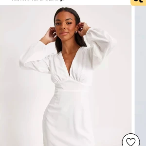 Vit klänning  - Vit klänning från Nelly i nyskick. 