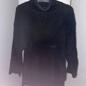 Stickad tröja  - Stickad oversize polotröja från Gina tricot i stolek S.  Något längre bak än fram. 