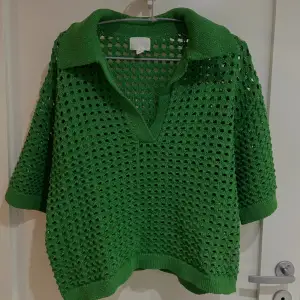 Superfin hålstickad tröja i en härlig grön färg, passar perfekt som beach cover-up! Använd endast en gång:)