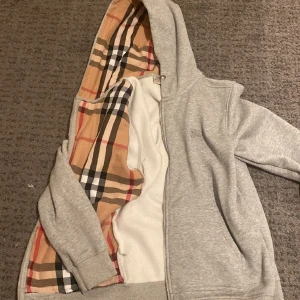 Burberry zip up St M Grå - I skick som ny. Användt ett få par gånger  Kvitto finns ej