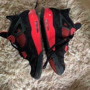 Jordan 4 retro 🔥  - Jordan 4 fire red, utmärkt skick, skriv vid minsta fråga, har en avklippt legitcheck tag.