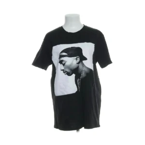 T-shirt med tupac - En stilren t-shiit med tupac på från hans egna hemsida. As najs till sommaren att ha på stranden och vardags 