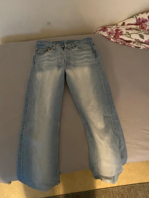 Levis 501 - Säljer dessa då de inte kommer i användning. Inga defekter alls. Vet inte hur mycke de är köpta för då de va en födelsedags present, men jag känner mig generös så jag säljer den för endast 250kr. Storlek: W31 L32