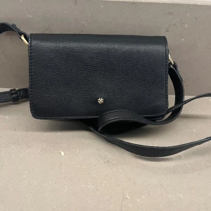 Handväska Day - Liten handväska märket Day. Väldigt bra skick. Svart justerbar rem. Mått 18 bred, 12 hög, 5 djup remmen ca 125