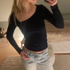 Mörkblå långärmard - Så snygg marinblå asymetriska tröja från zara!😃