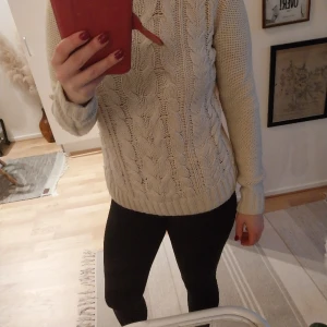 Tröja - Stikad tröja. Lite nopprig därav priset. 