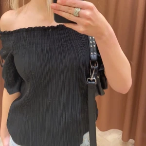 Offshoulder topp - Söt offshoulder topp från Gina tricot. Den är aldrig använd så den är i väldigt fint skick.💗