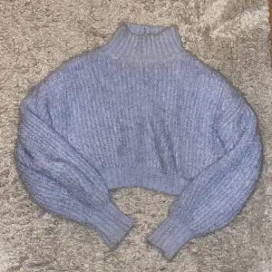 Säljer denna croppade blå polo tröjan, storlek L men passar S-L i o med att den är kort.