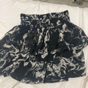 Kjol - Fin kjol till sommaren den är bra skick använd en gång och då har jag spillt något på den men det syns inte kontakt mig för flera frågor eller bilder priset kan diskuteras 